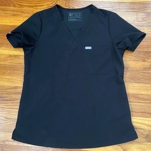 Figs Catarina one pocket scrub top in black. Size small
